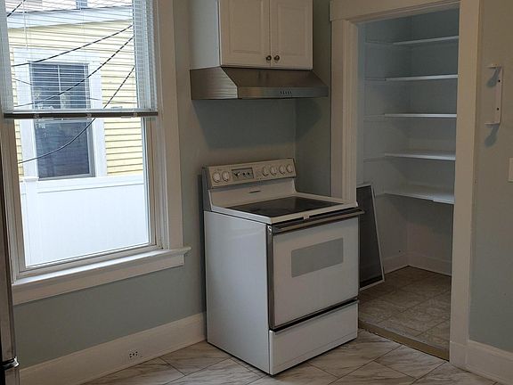Kitchen w/ walk in Pantry
