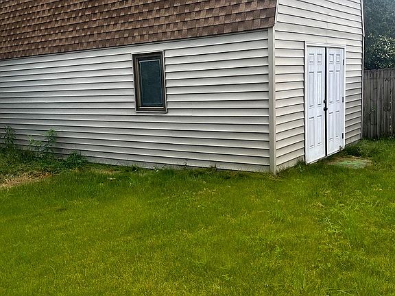 4th image of 215 Saint James Dr