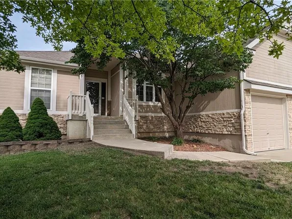 325 Eagle Glen Dr, Raymore, MO 64083