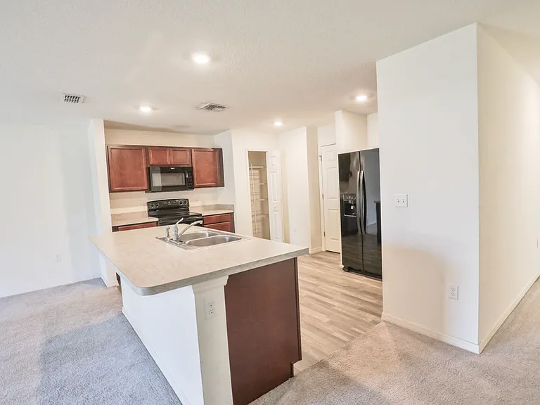 2352 SE Surrey Pl — Photo 3