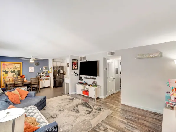 18601 Collins St APT D17, Tarzana, CA 91356