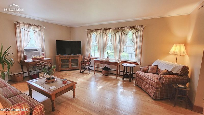 4th image of 384 W. Maple Street