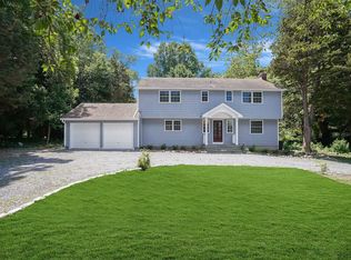 8 Cedar Ln, Setauket, NY 11733