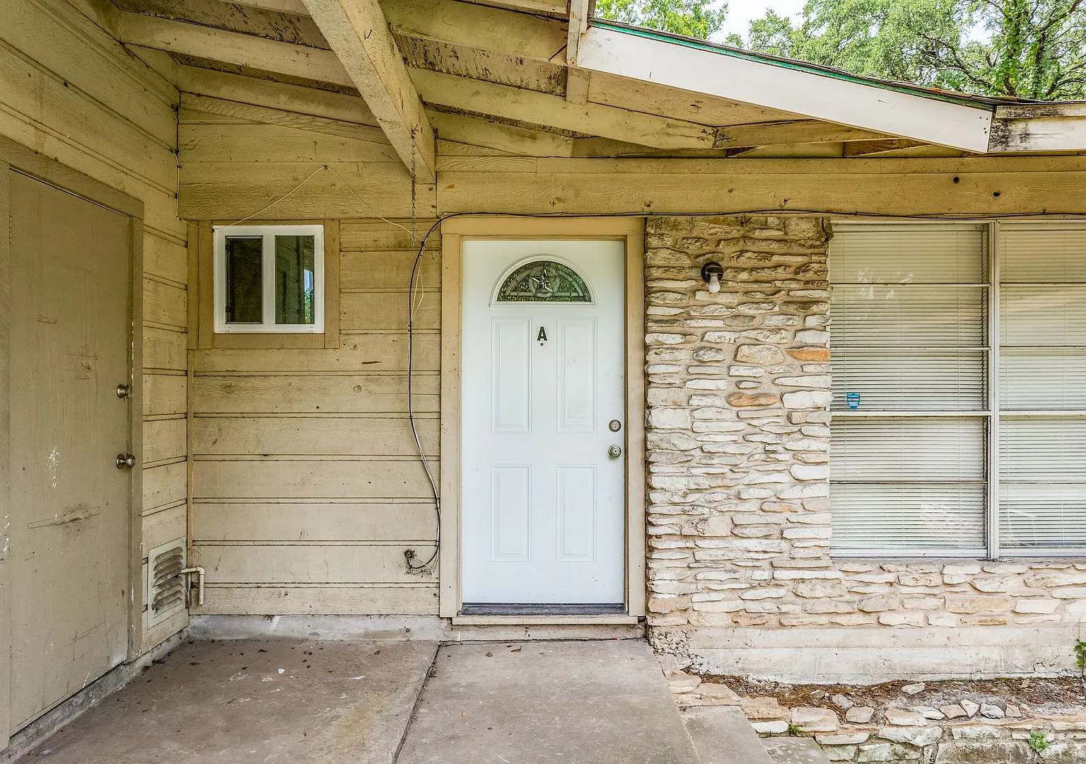 607 Thrush Avenue — Photo 3