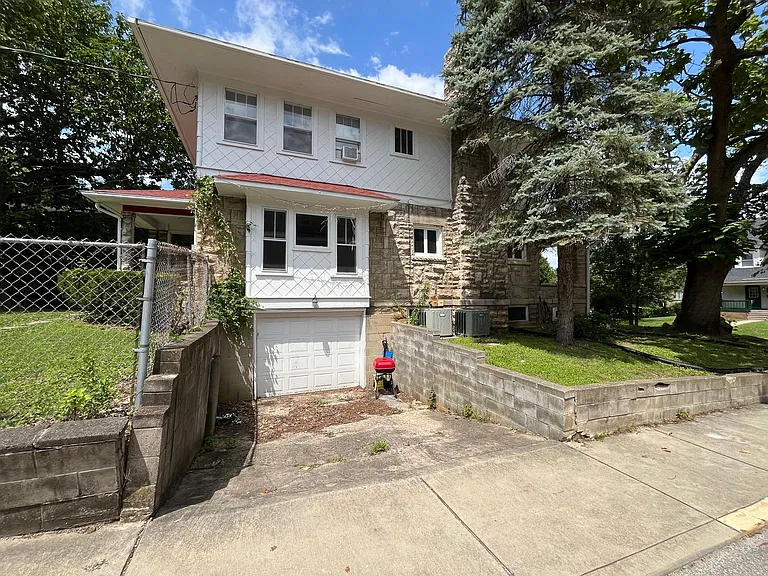324 E 2nd St — Photo 26