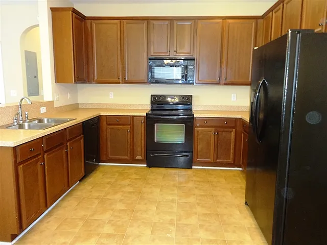 3 bed, 2.0 bath, 1368 sqft, $2,175 — Photo 2