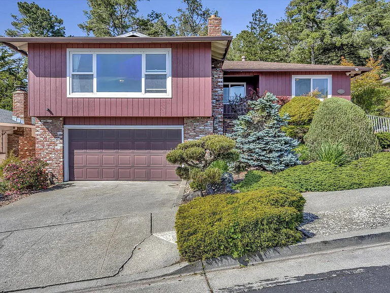 1548 Douglas Dr — Photo 3