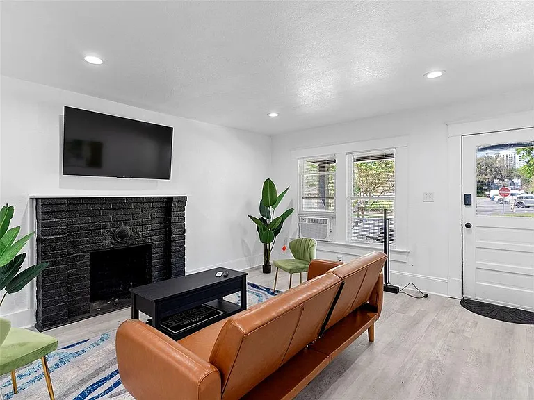412 E Harwood St #1 — Photo 6