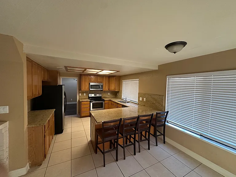 Kitchen & Dining