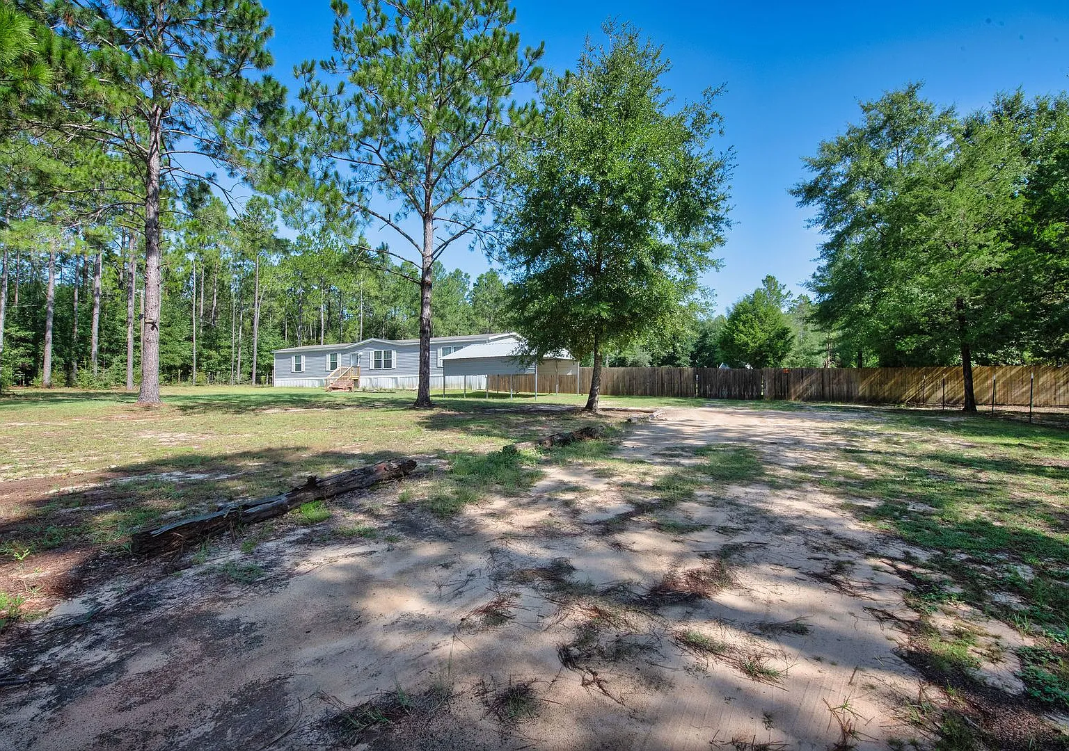 Spacious 5-Bedroom Home with Huge Fenced Yard in Milton! — Photo 3