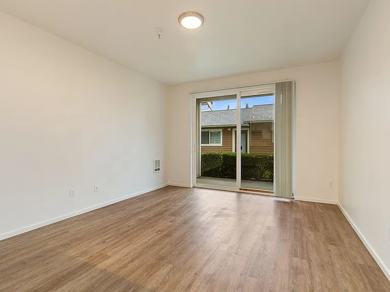 Creekside Apartments — Photo 7