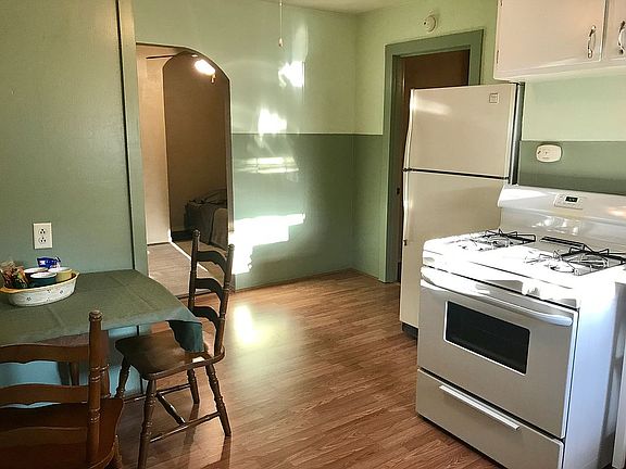 5th image of 209 E Hill St
