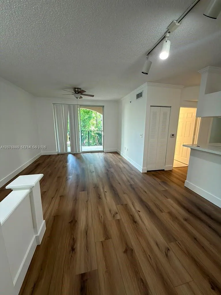 Porto Bellagio Condo — Photo 1