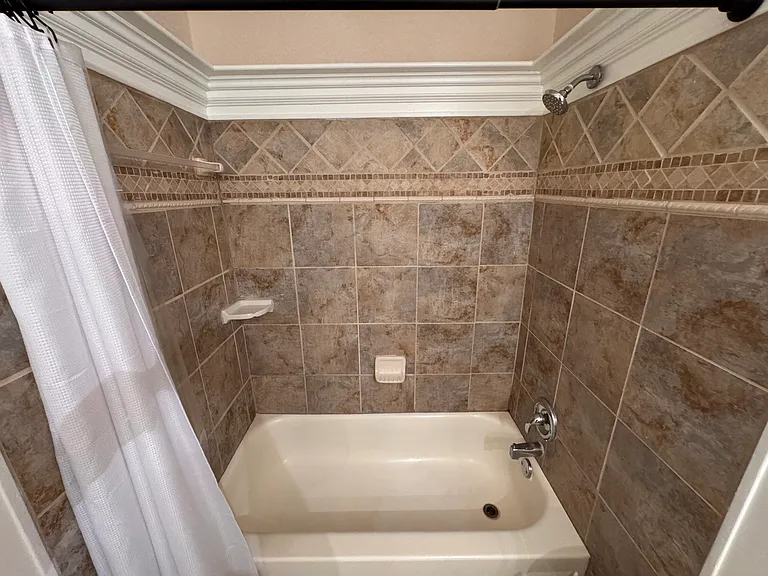 534 Biltmore Dr — Photo 17