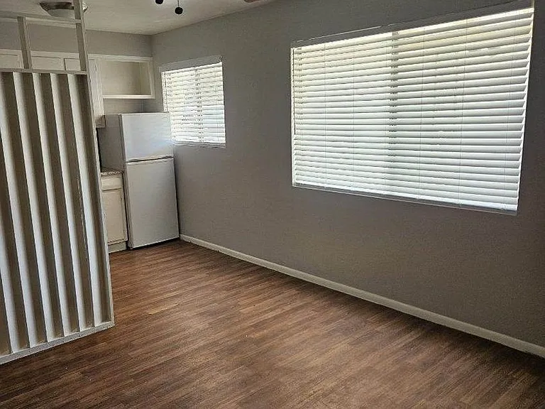 302 W Medlock Dr #8 — Photo 4