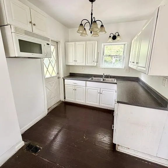 1725 Midland Ave — Photo 6