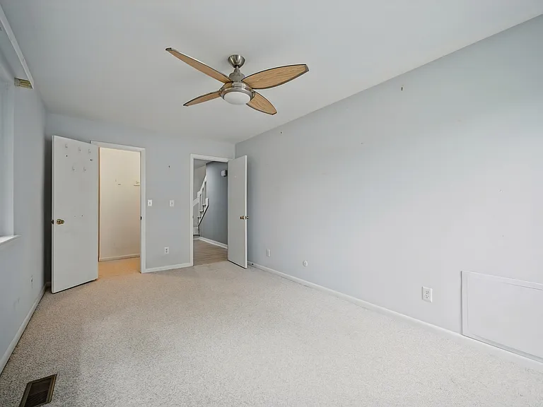 1044 Commodore Dr — Photo 19