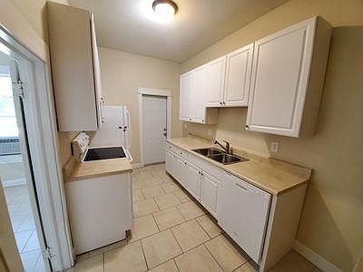 2nd image of 416 W Amelia Ave