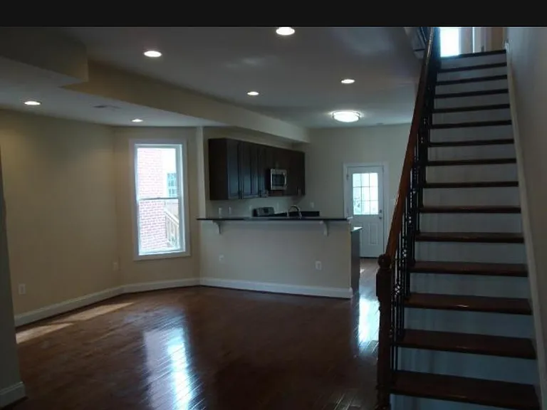 752 Gresham Pl NW — Photo 2