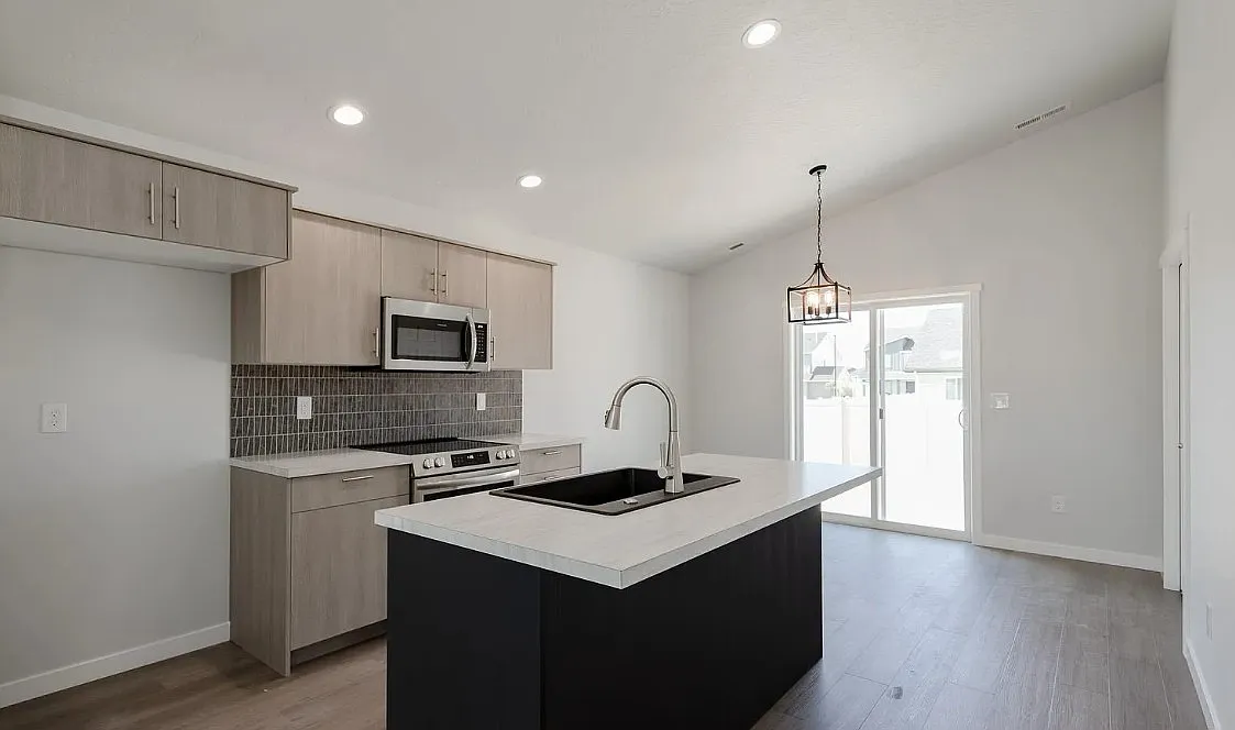 1261 W Bass River Dr — Photo 4