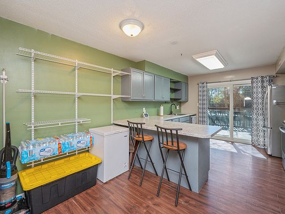 5th image of 214 Cloverdale Blvd Unit B