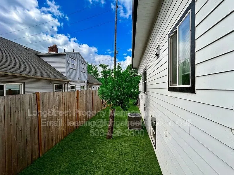 3 bed, 3.0 bath, 2496 sqft, $3,195 — Photo 2