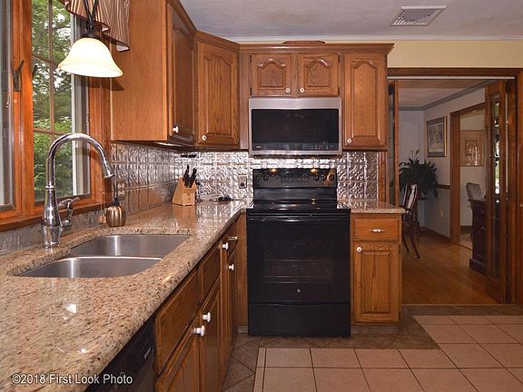 5th image of 17 Deerfield Dr