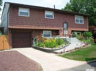 35 Beverly St, Islip, NY 11751