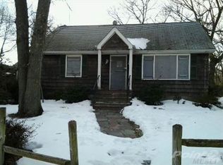 54 Fountain Rd, Rocky Point, NY 11778