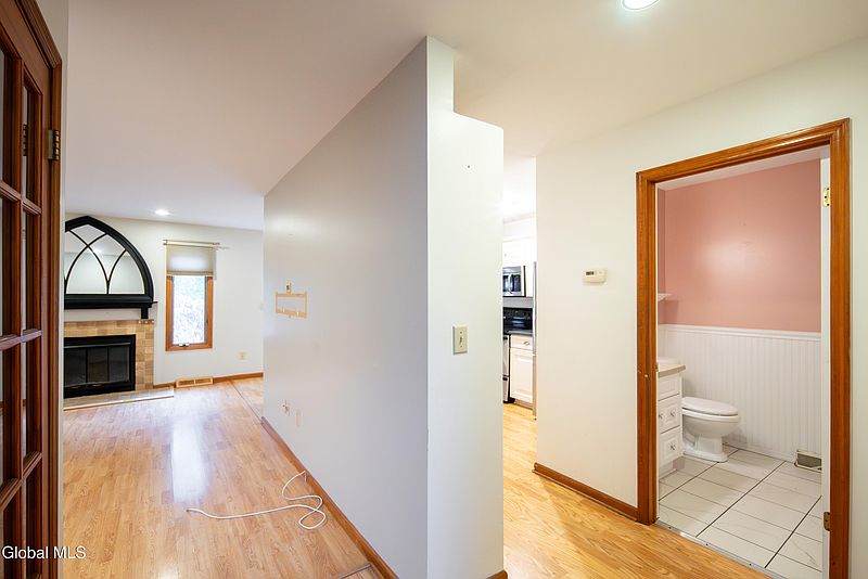 4th image of 2013 Rosedale Way