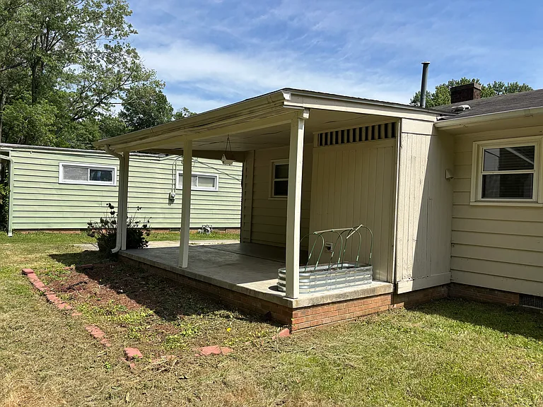 613 Woodridge Ln — Photo 3