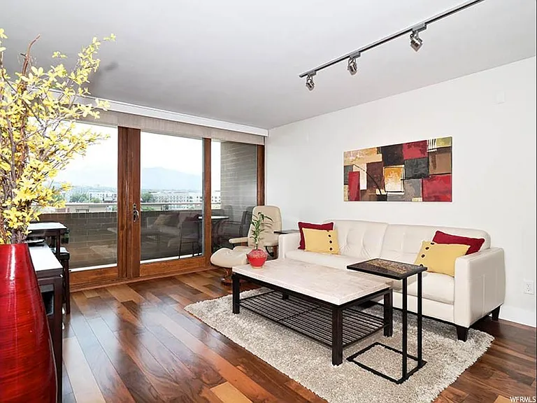 230 E Broadway St #804 — Photo 2