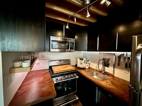 3rd image of 3100 Commerce St #160