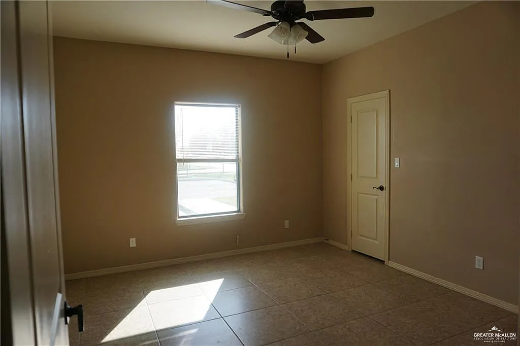 2 bed, 2.0 bath, 1050 sqft, $930 — Photo 3