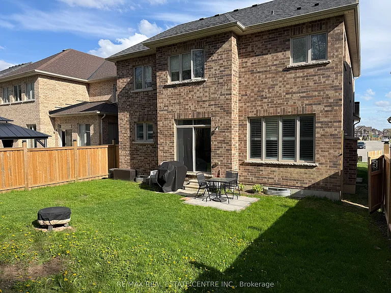 499 Thompson St — Photo 24