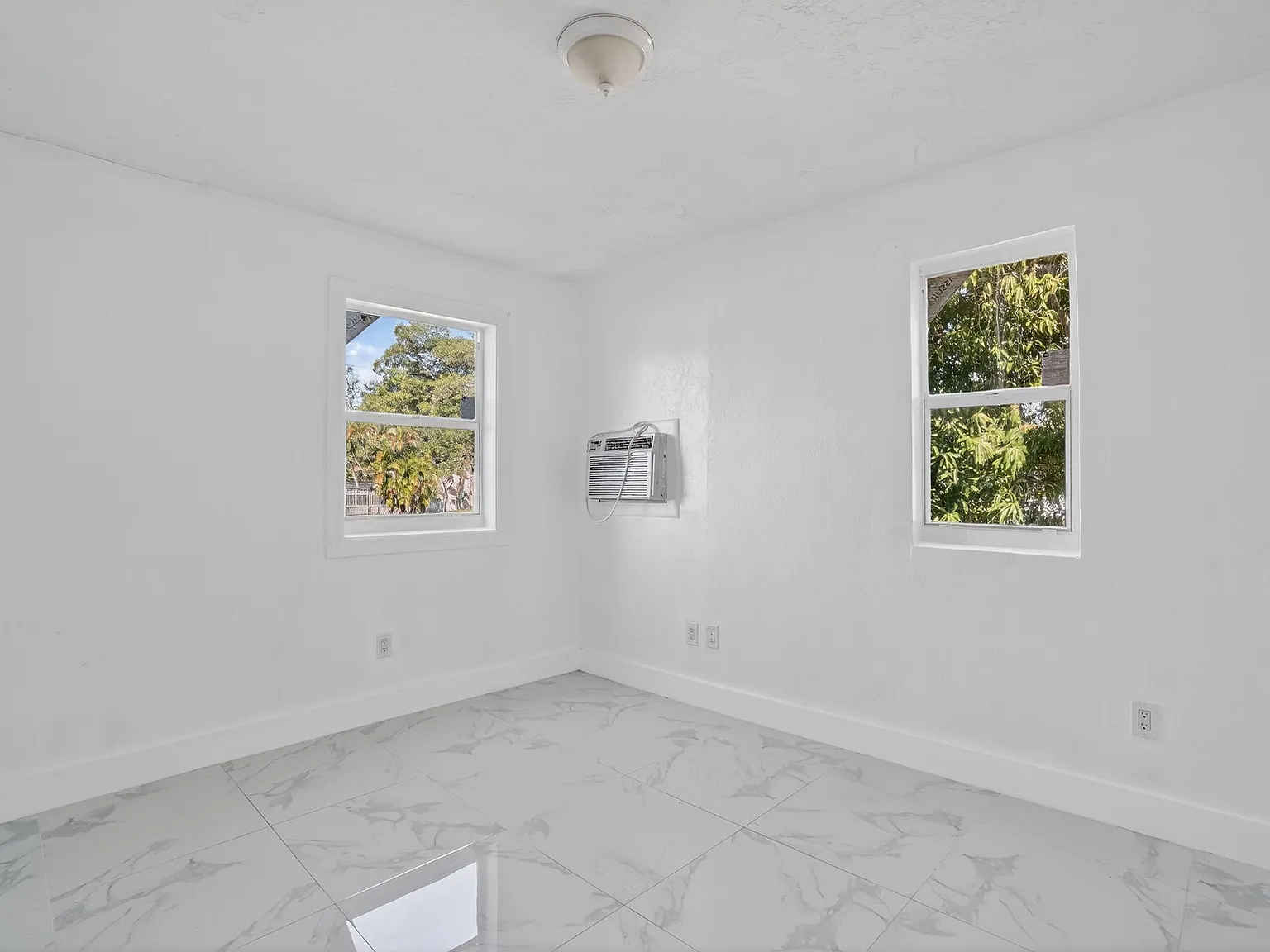 2 bed, 700 sqft, $1,900 — Photo 3