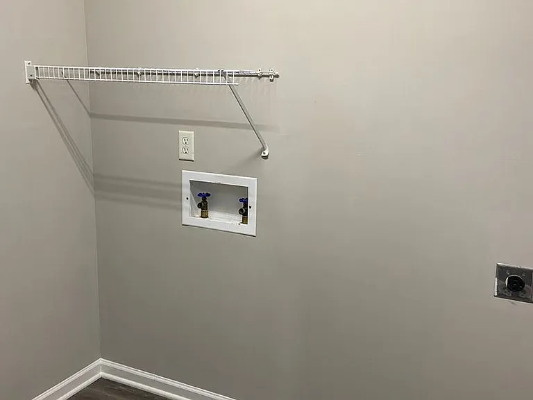 221 Hanover Ct — Photo 15