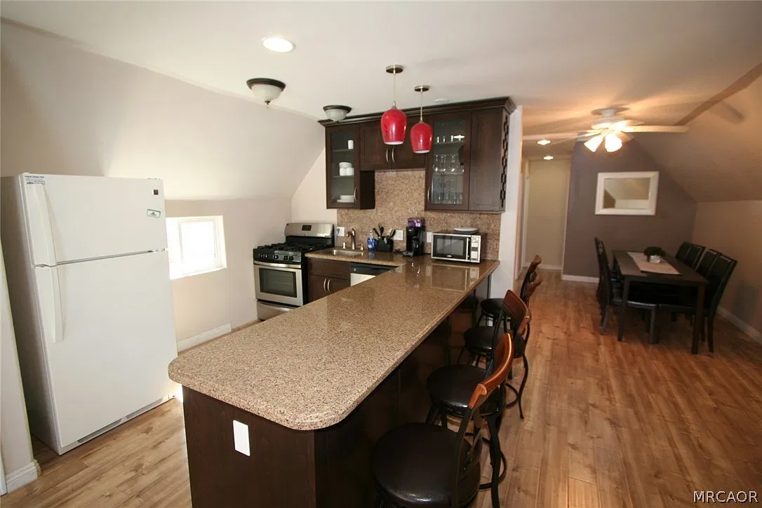 2 bed, 1.5 bath, 900 sqft, $1,500 — Photo 4
