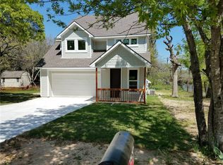 905 Poe St, Azle, TX 76020