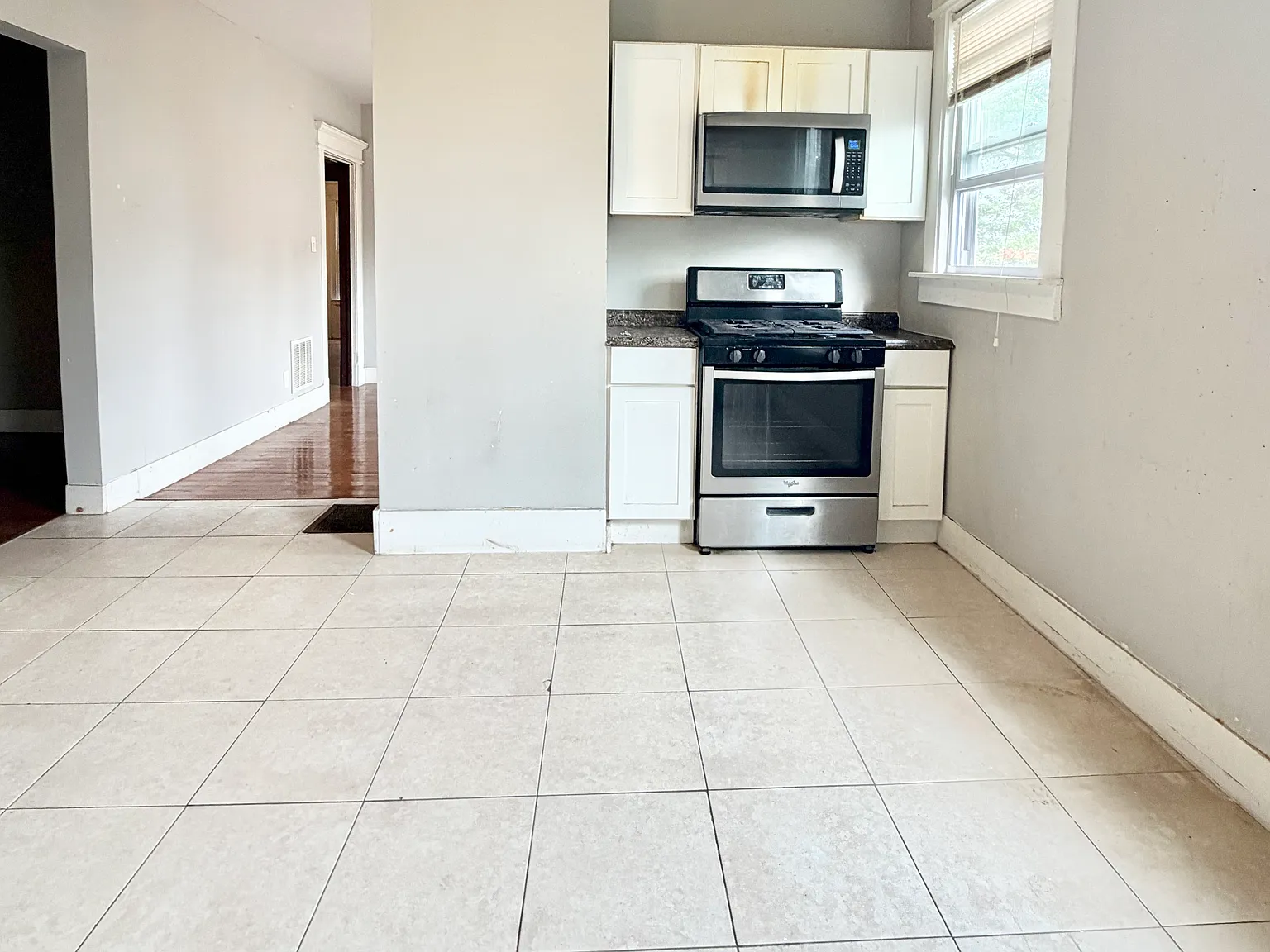 3 bed, 1000 sqft, $1,950 — Photo 2