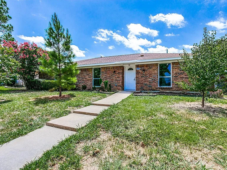 1580 College Pkwy — Photo 1