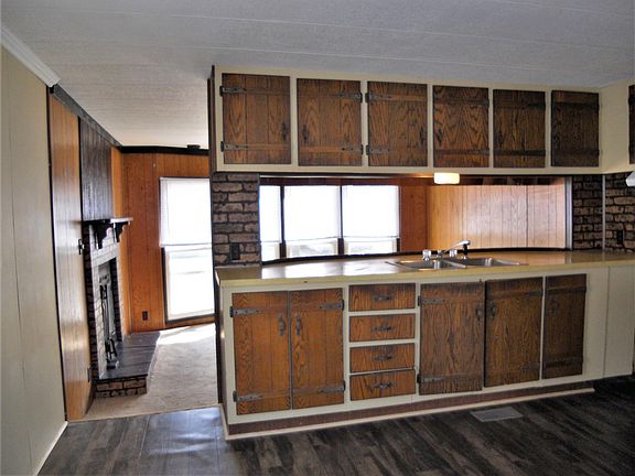 Tons of kitchen storage!