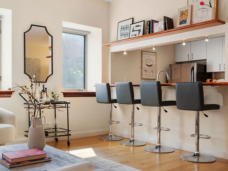 2 Clarendon St #302 — Photo 9