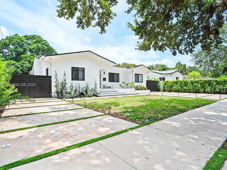 56 Whitethorn Dr — Photo 2