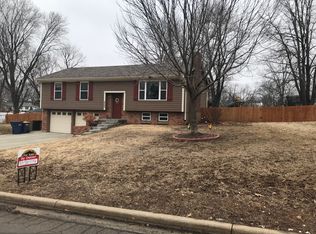 8560 Willow Ln, De Soto, KS 66018