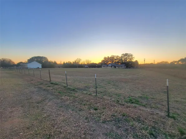 105 Red Tip Ln, Brenham, TX 77833