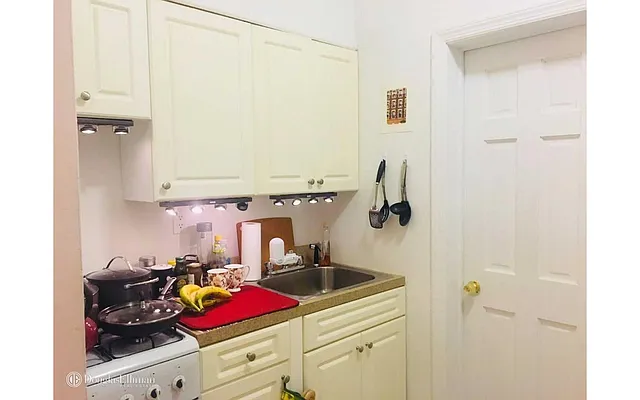 Rented by Douglas Elliman | media 8