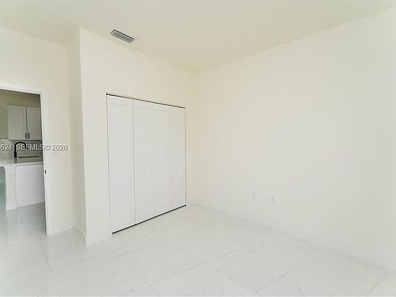 4th image of 1171 Countess Ave