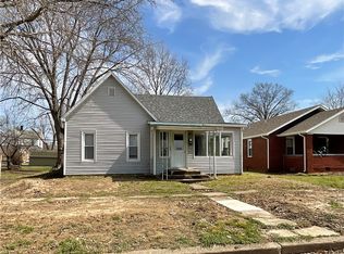205 S 3rd St, Altamont, IL 62411