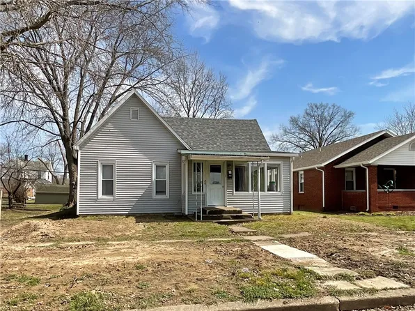 205 S 3rd St, Altamont, IL 62411